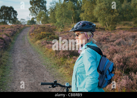 Frau-Mountainbiken auf Feldweg Stockfoto