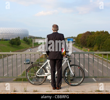 Geschäftsmann Reiten Fahrrad auf Brücke Stockfoto