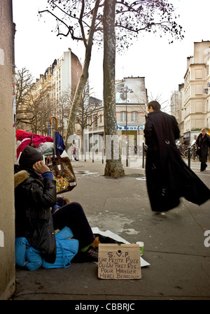 Leben in der Stadt, die Wand des Tier., das Tier, das lauert, angeschnittene Ärmel und gekrönt und taub Obdachlose. Stockfoto