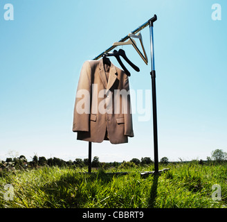 Anzugjacke hängen im Feld Stockfoto