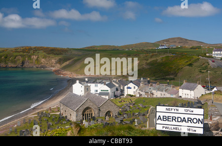 Gesamtansicht von Aberdaron Dorf inklusive St Hywyn Kirche, Strand und Dorf Zeichen Llyn Halbinsel Gwynedd North Wales UK Stockfoto