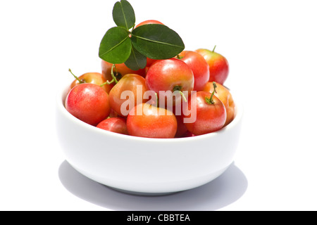 Close-up acerola Kirschen in eine Schüssel auf weißem Hintergrund Stockfoto