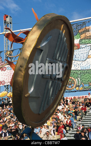 Eine große Euro-Münze feiert Frankreich Beitritt der einheitlichen Währung 2002, Karneval von Nizza, Südfrankreich Stockfoto