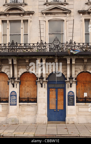 Mit Brettern vernagelt Pub Schiff Leoparden im Bereich Portsea Portsmouth England UK Stockfoto