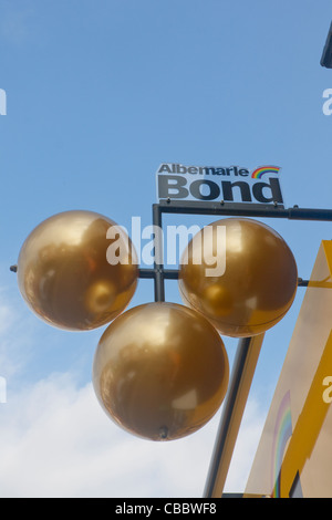 Drei Messing Kugeln traditionellen Zeichen der Pfandleiher außerhalb Pawn shop St.-Martins Zeile Albany Road Roath Cardiff South Wales UK Stockfoto