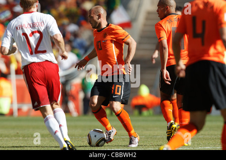 Wesley Sneijder aus den Niederlanden beim Fußball-Weltmeisterschaftsspiel gegen Dänemark im Soccer City Stadion. Stockfoto