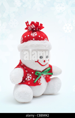 Lächelnd Schneemann Spielzeug gekleidet in Schal und Mütze Stockfoto