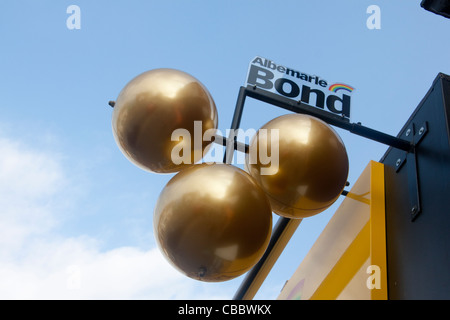 Drei Messing Kugeln traditionelles Symbol der Pfandleiher / Pfandhaus Albemarle Bond Kette Albany Road Roath Cardiff Wales UK Stockfoto