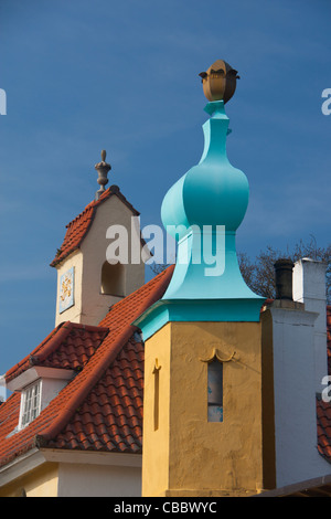 Zwiebelturm und Chantry Portmeirion Dorf in der Nähe von Porthmadog Gwynedd North Wales UK Stockfoto