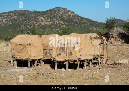 Afrika, Namibia, Opuwo. Lagerung-Hütten in einem traditionellen Himba-krall Stockfoto