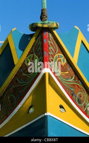 Bogen von einem traditionellen maltesischen Luzzu Boot gesehen an Maltas Ostküste in den Hafen von Marsaxlokk Stockfoto