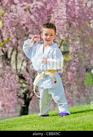 Kleiner Junge Kampfkünsten außerhalb im Frühjahr Stockfoto