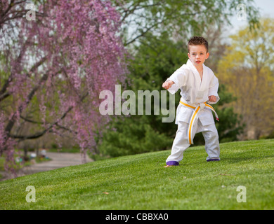 Kleiner Junge Kampfkünsten außerhalb im Frühjahr Stockfoto