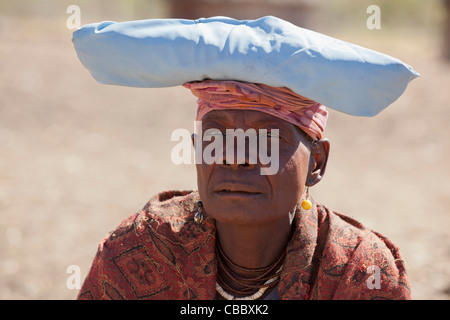 Afrika, Namibia, Opuwo. Porträt einer Herrero Frau trägt einen traditionellen Kopfschmuck Stockfoto