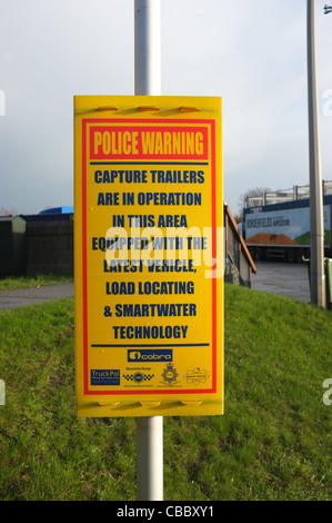 Warnzeichen an einem Truck Stop Polizei warnt, dass Capture Trailer mit Ortung & Smartwater laden Technologie sind im Einsatz Stockfoto
