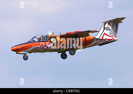 SAAB 105OE Betrieben der Österreichischen Luftstreitkräfte in NATO Tiger treffen Farbgebung im Landeanflug auf RAF Fairford Stockfoto