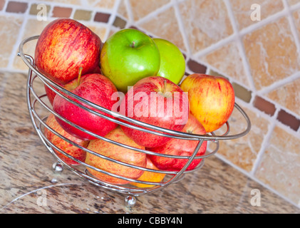 Edelstahl Baskey von roten und grünen Äpfeln Stockfoto