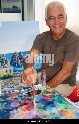 Ältere Künstler Malerei im studio Stockfoto