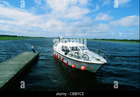 Hausboot Bindungsgrad oben auf einem Pier in der Nähe von Clonmacnoise am Fluss Shannon, Irland Stockfoto