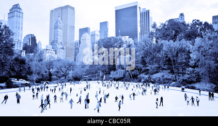 Eisläufer Spaß im New Yorker Central Park im Herbst Stockfoto