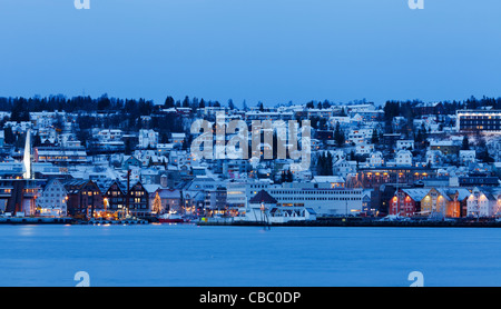 Blick über den Fjord von Tromsdalen, um die Innenstadt Hafengebiet von Tromsø. Stockfoto