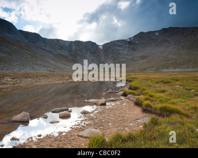 Beautiful Summit Lake hoch aufragenden Mt. Evans reflektiert und ist umgeben von üppiger Vegetation. Colorado. Stockfoto