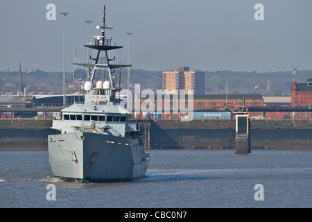 HMS MERSEY drehen Mitte Fluss bei Besuch in Liverpool, England UK. April 2011 Stockfoto