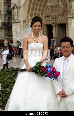 Ehepaar vor der Notre Dame Kathedrale auf der Île De La Cité in Paris, Frankreich Stockfoto