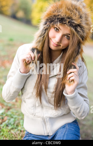 Porträt von wunderschönen jungen Modell verkleidet für kühle Wetter. Stockfoto