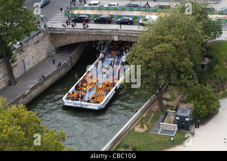 Bateaux Mouches auf der Seine in Paris, Frankreich Stockfoto