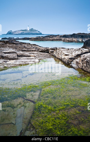 Blick über Felsenpools in Richtung Godrevy Leuchtturm, Cornwall Stockfoto