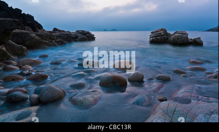 Blick auf die Brisons von Porth Nanven, Cornwall, bei Sonnenuntergang Stockfoto