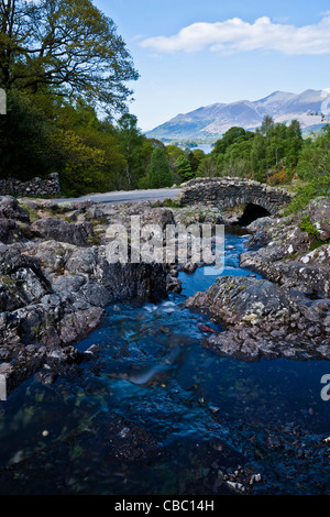 Blick auf Ashness Brücke in der Nähe von Derwent Water, Borrowdale, Lake District Stockfoto