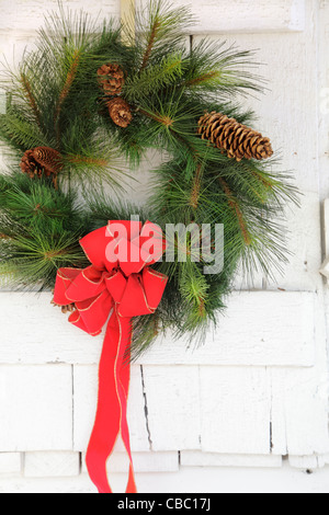 Weihnachtskranz machte der Kiefer Äste auf einem alten hölzernen Verschluss, North Carolina, USA Stockfoto