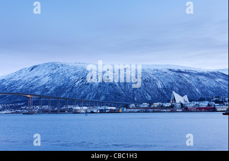 Tromsdalen aus dem Hafengebiet von Tromsø. Stockfoto