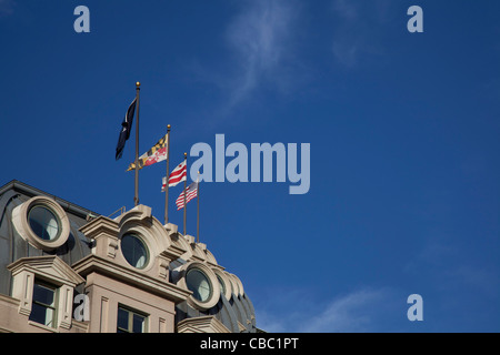 Washington, DC - Flaggen oben auf dem Willard InterContinental Hotel, ein Luxus-Hotel um die Ecke vom weißen Haus. Stockfoto