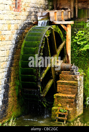 Ein arbeitendes hölzernes Wasserrad zur Umwandlung der Energie von fließendem Wasser in der Mühle Detmold Nordrhein-Westfalen Deutschland Stockfoto