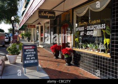 Shops im Osten Tarpon Avenue, Innenstadt von Tarpon Springs, Golfküste, Florida, USA Stockfoto