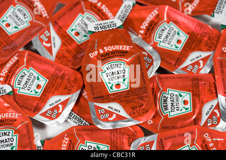 Der neue Stil von Heinz Ketchup-Paketen. Stockfoto