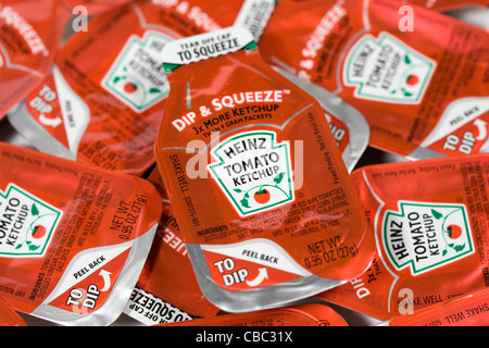 Der neue Stil von Heinz Ketchup-Paketen. Stockfoto