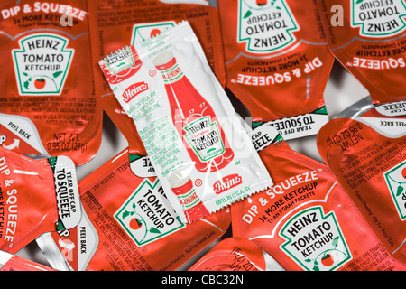 Der neue Stil von Heinz Ketchup-Paketen. Stockfoto