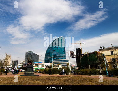 Ulan Bator ist rasche Veränderungen sehen. neue moderne kommerzielle Gebäude verändern die Skyline der Stadt. Stockfoto