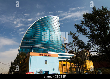 Ulan Bator ist rasche Veränderungen sehen. neue moderne kommerzielle Gebäude verändern die Skyline der Stadt. Stockfoto