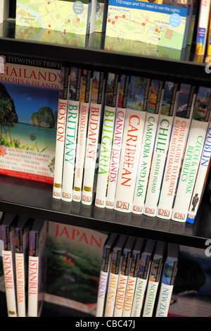 Reiseführer für Verkauf im Buchladen zu reisen. Kota Kinabalu, Sabah, Borneo, Malaysia, Süd-Ost-Asien, Asien Stockfoto