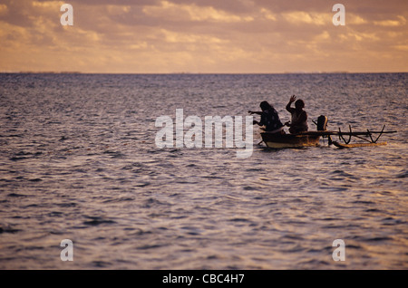 Cook-Inseln, Kūki ' Āirani, Süd-Pazifik, Aitutaki Fischer im Kanu bei Sonnenuntergang Stockfoto