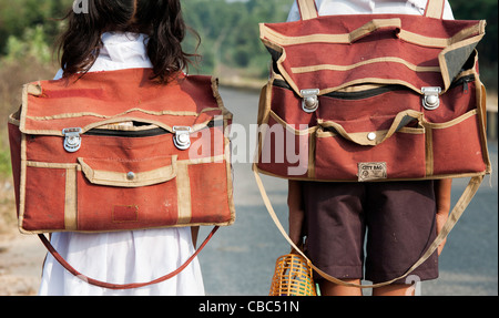 Indische Schulkinder Schulranzen tragen. Andhra Pradesh, Indien Stockfoto