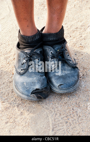 Indische Schüler sehr abgenutzt löchrige Schuhe. Indien Stockfoto