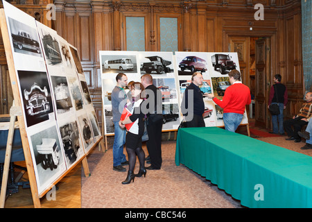 Präsentation eines Buches über die St. Petersburger älteste Schule des Designs, der legendäre "Fly" (Mukha) Stockfoto