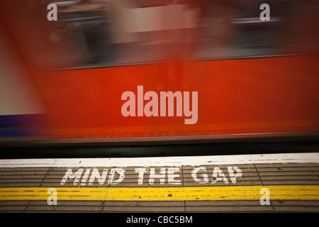 England, London, U-Bahn, "Mind the Gap" Plattform Zeichen Stockfoto