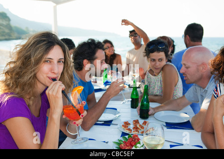 Freunde trinken am Tisch im freien Stockfoto